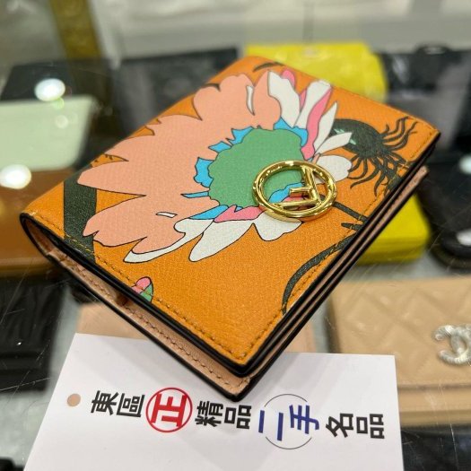 ㊣東區正精品㊣FENDI 8M0420 粉橘色圖騰金屬LOGO牛皮零錢袋扣子短夾 RA1834-7