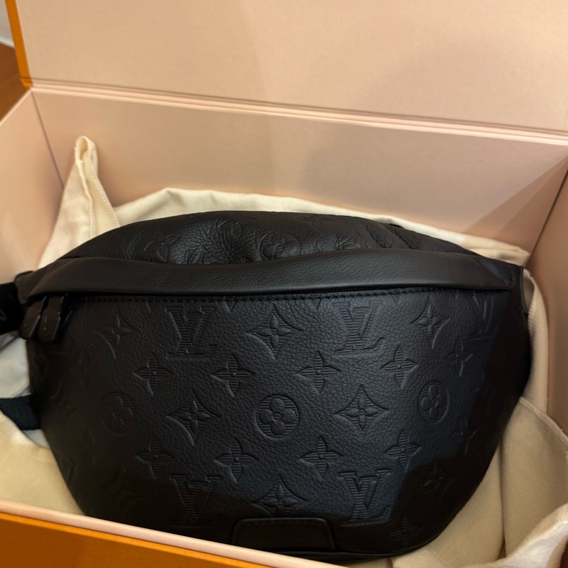 LV M46036黑壓紋胸口包-0