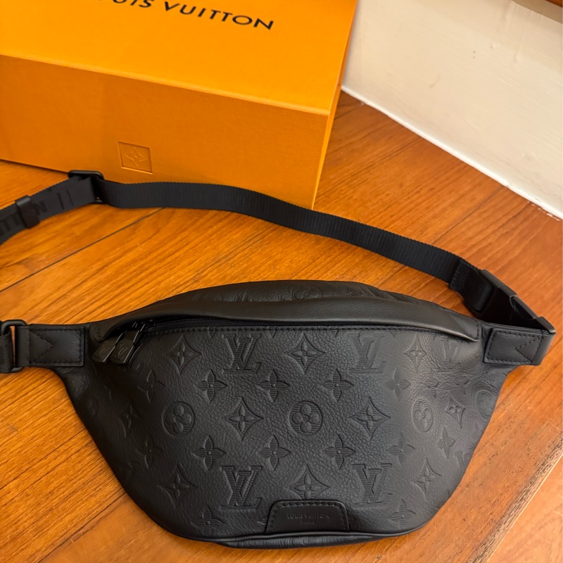 LV M46036黑壓紋胸口包-1