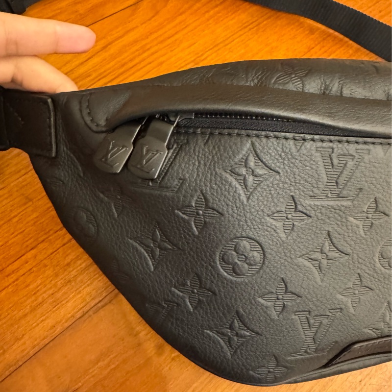 LV M46036黑壓紋胸口包-2