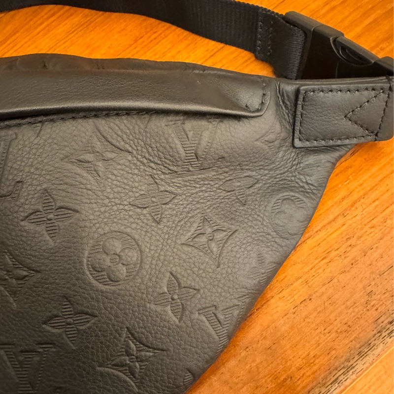 LV M46036黑壓紋胸口包-3