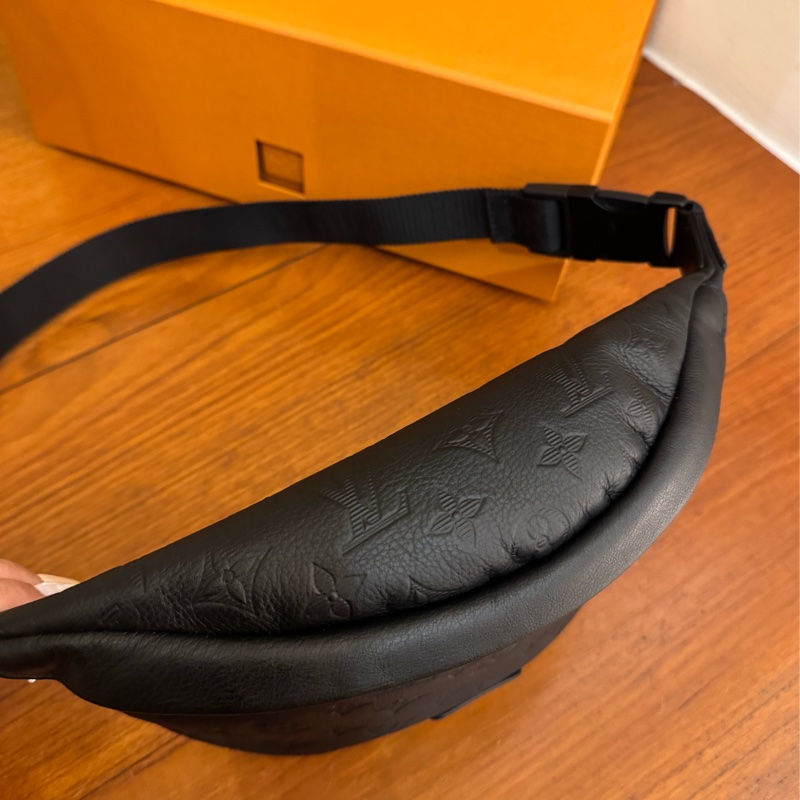LV M46036黑壓紋胸口包-4