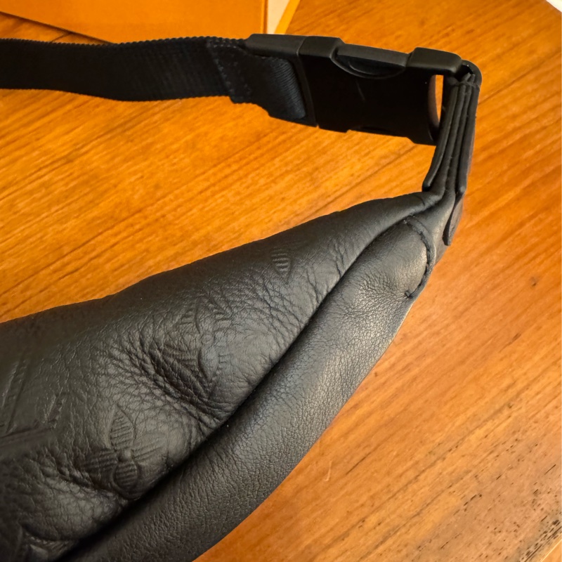 LV M46036黑壓紋胸口包-5
