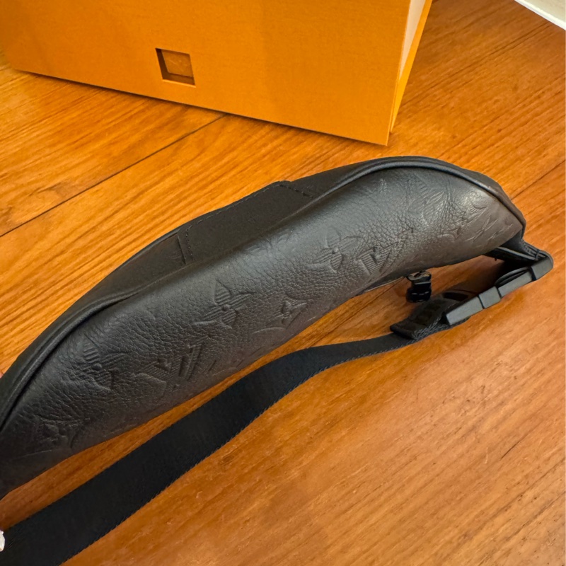 LV M46036黑壓紋胸口包-6