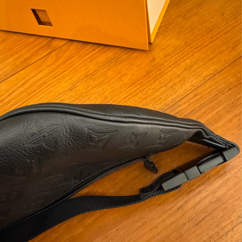LV M46036黑壓紋胸口包-7