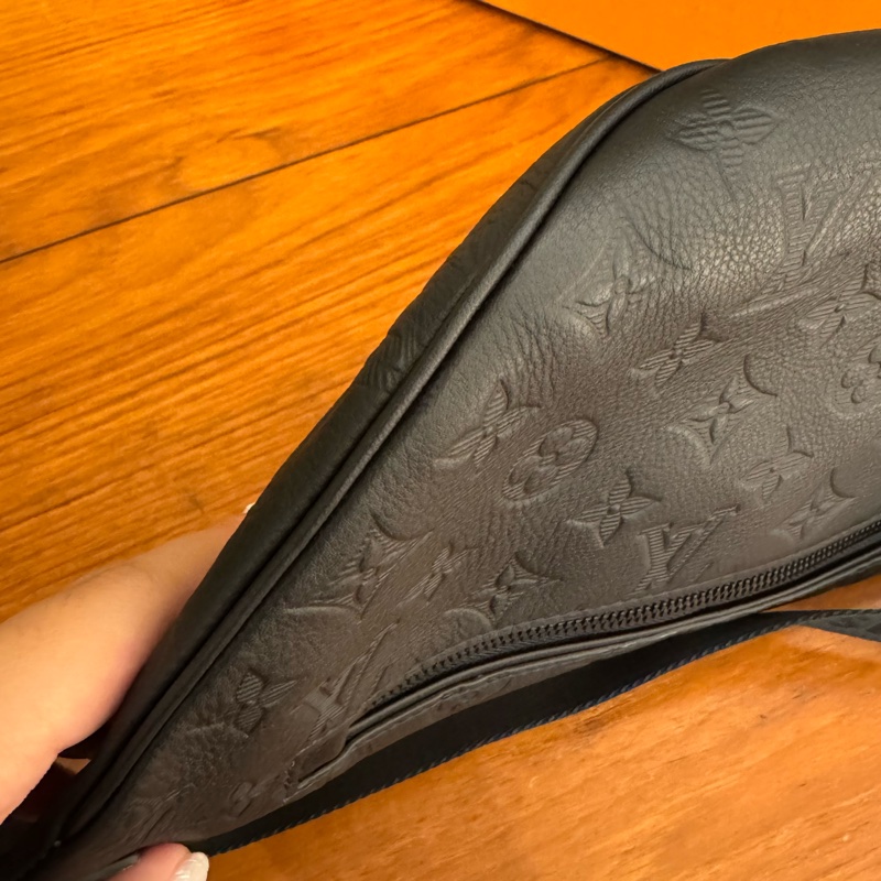 LV M46036黑壓紋胸口包-8