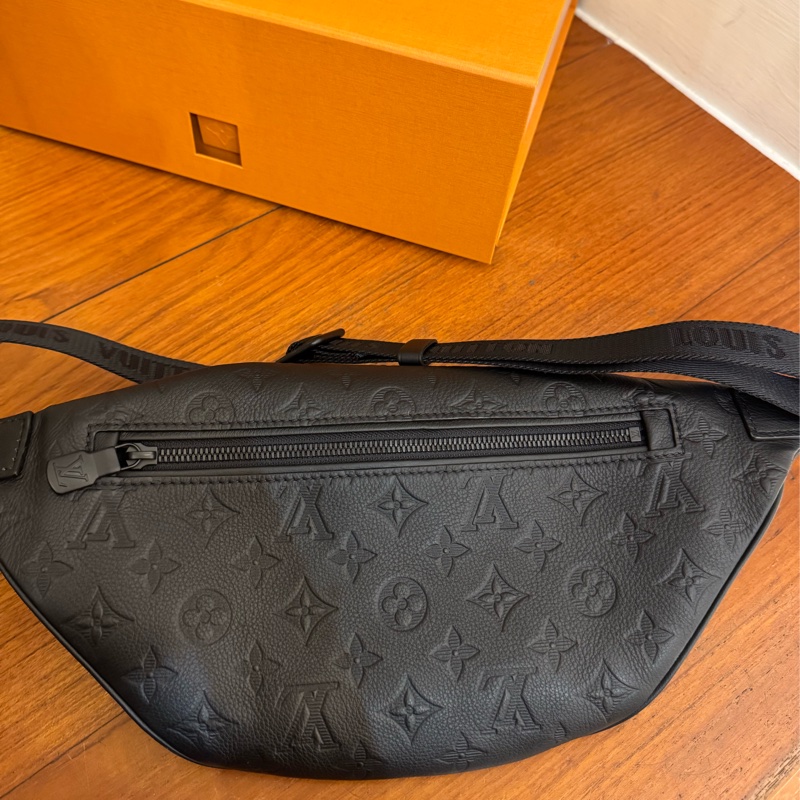 LV M46036黑壓紋胸口包-9