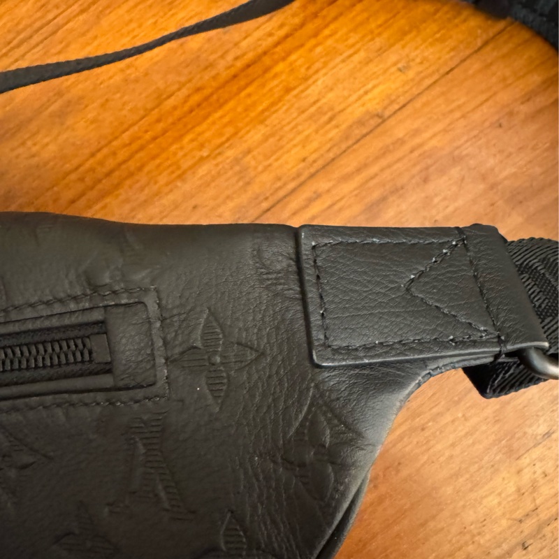 LV M46036黑壓紋胸口包-12