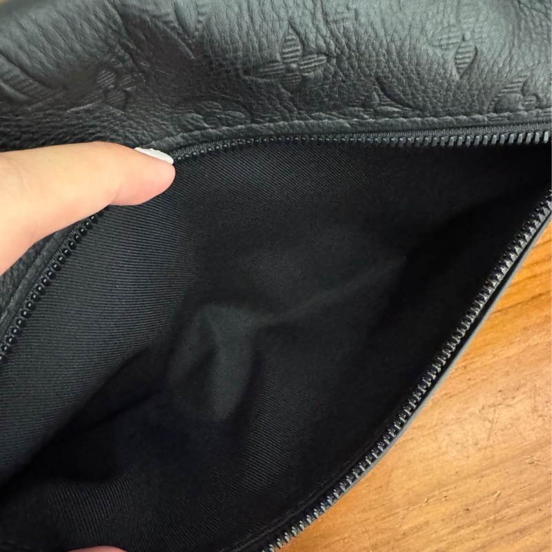 LV M46036黑壓紋胸口包-13