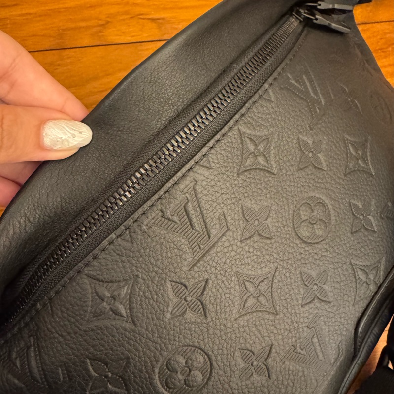 LV M46036黑壓紋胸口包-16