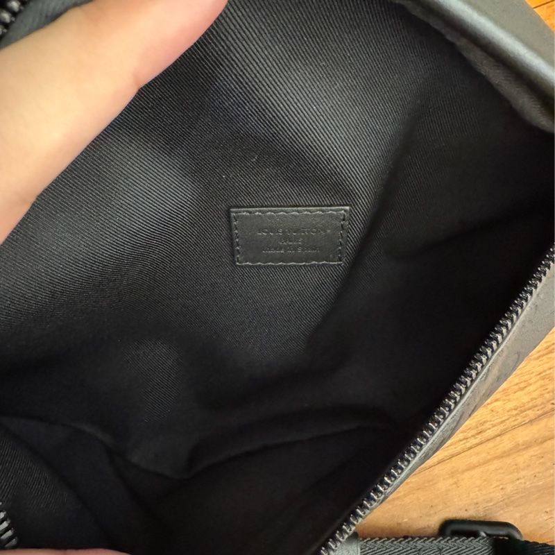 LV M46036黑壓紋胸口包-17