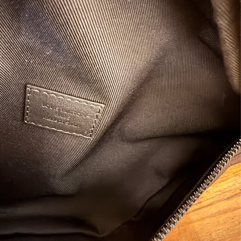 LV M46036黑壓紋胸口包-19