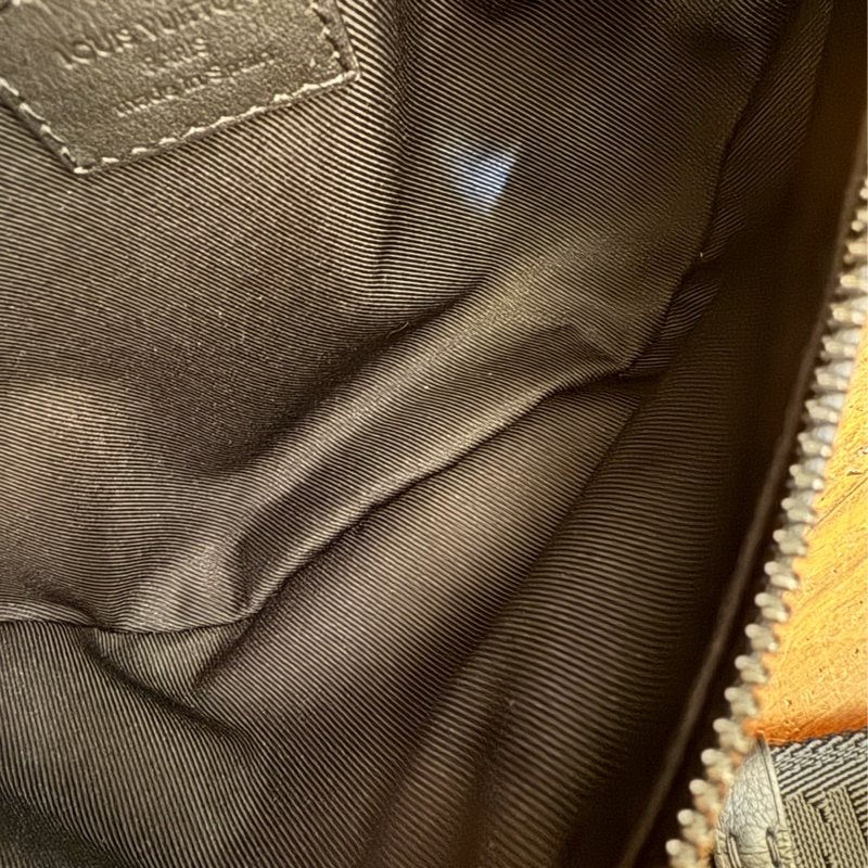 LV M46036黑壓紋胸口包-20
