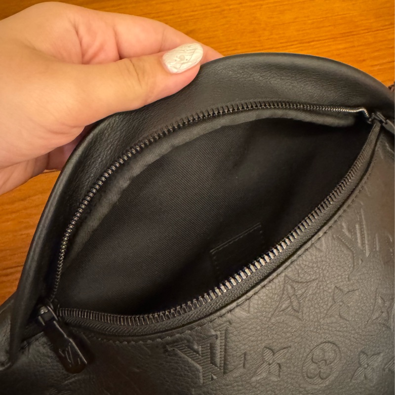 LV M46036黑壓紋胸口包-21