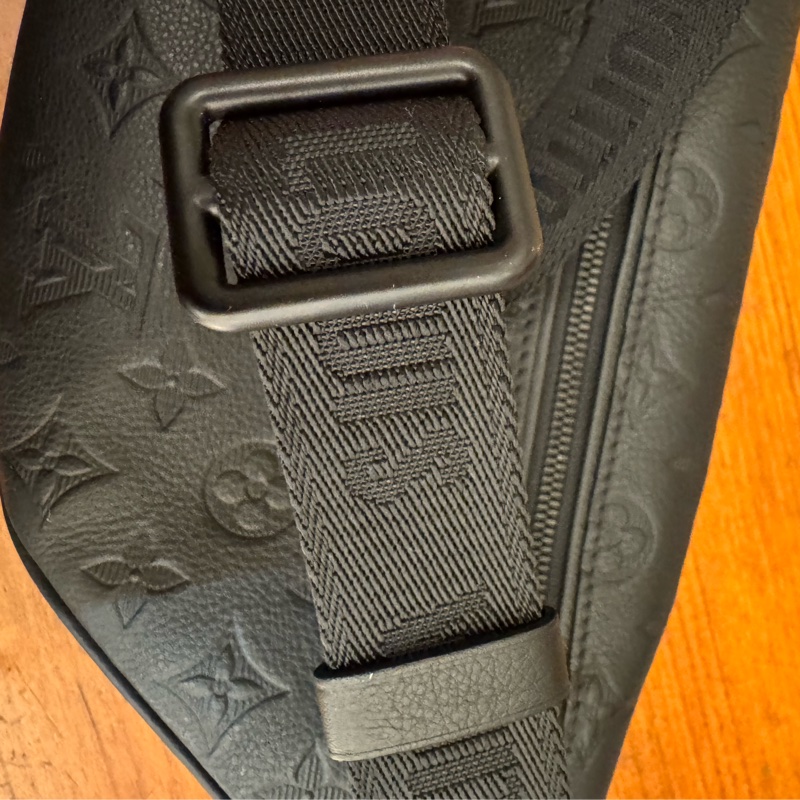 LV M46036黑壓紋胸口包-23