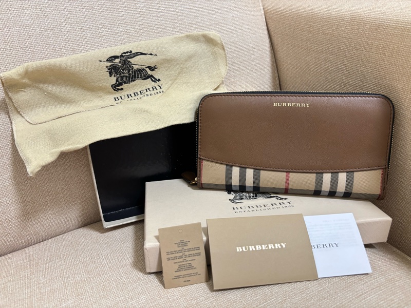 Burberry半牛皮ㄇ字拉鏈長夾-1
