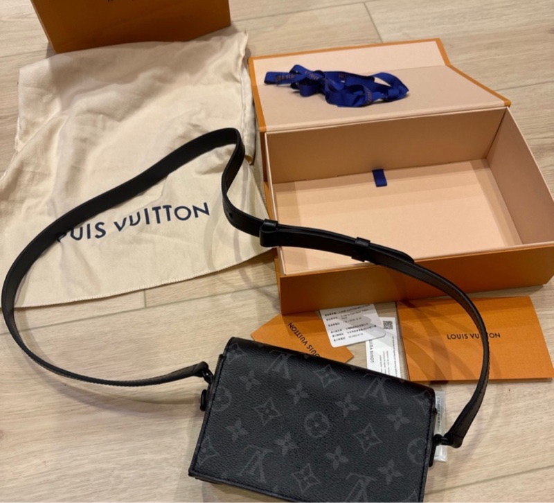 熱門包款 Louis Vuitton M81783黑花 Steamer隨身錢包斜背包-5