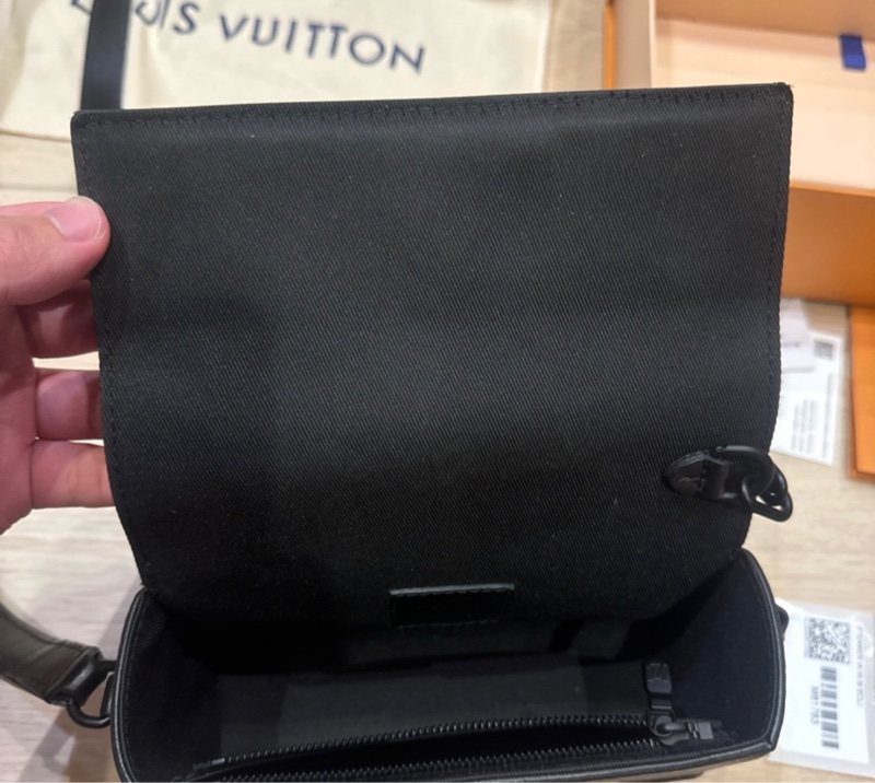熱門包款 Louis Vuitton M81783黑花 Steamer隨身錢包斜背包-10