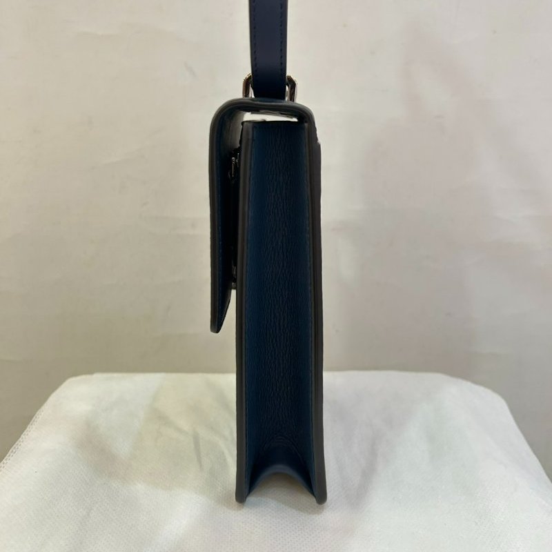 BURBERRY深藍色牛皮銀釦TB直式手機包-4