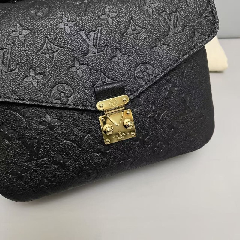 LV路易威登 Pochette黑色全皮壓紋郵差包 肩背包斜背包-2