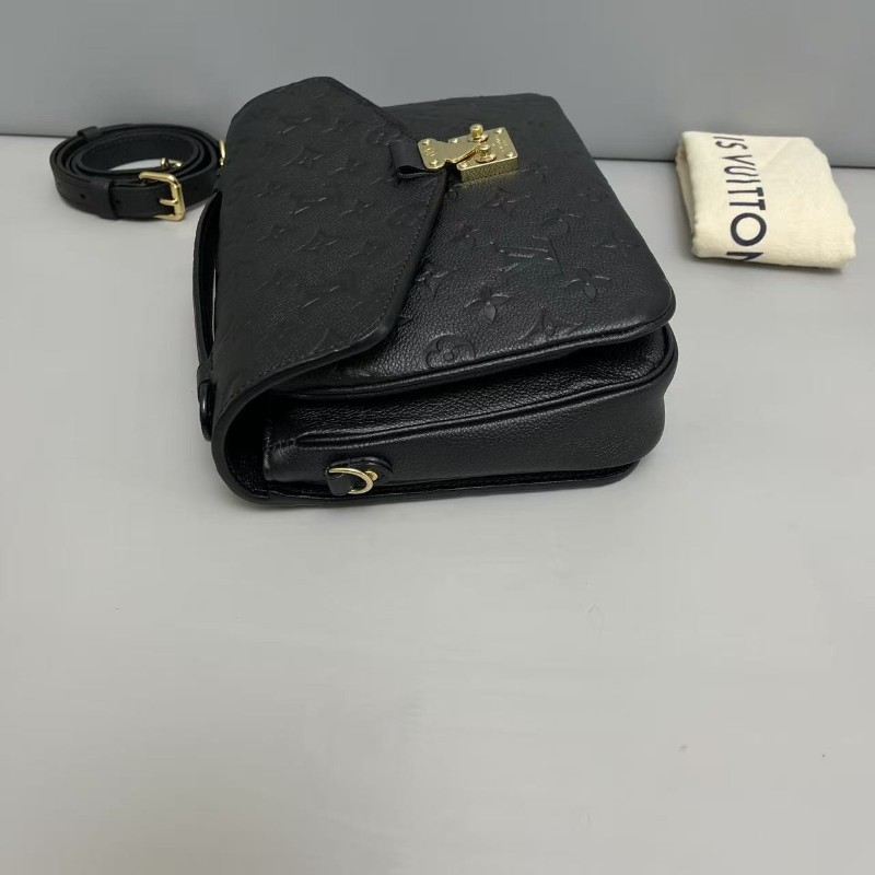 LV路易威登 Pochette黑色全皮壓紋郵差包 肩背包斜背包-3
