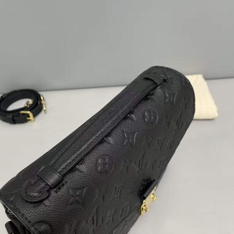 LV路易威登 Pochette黑色全皮壓紋郵差包 肩背包斜背包-5