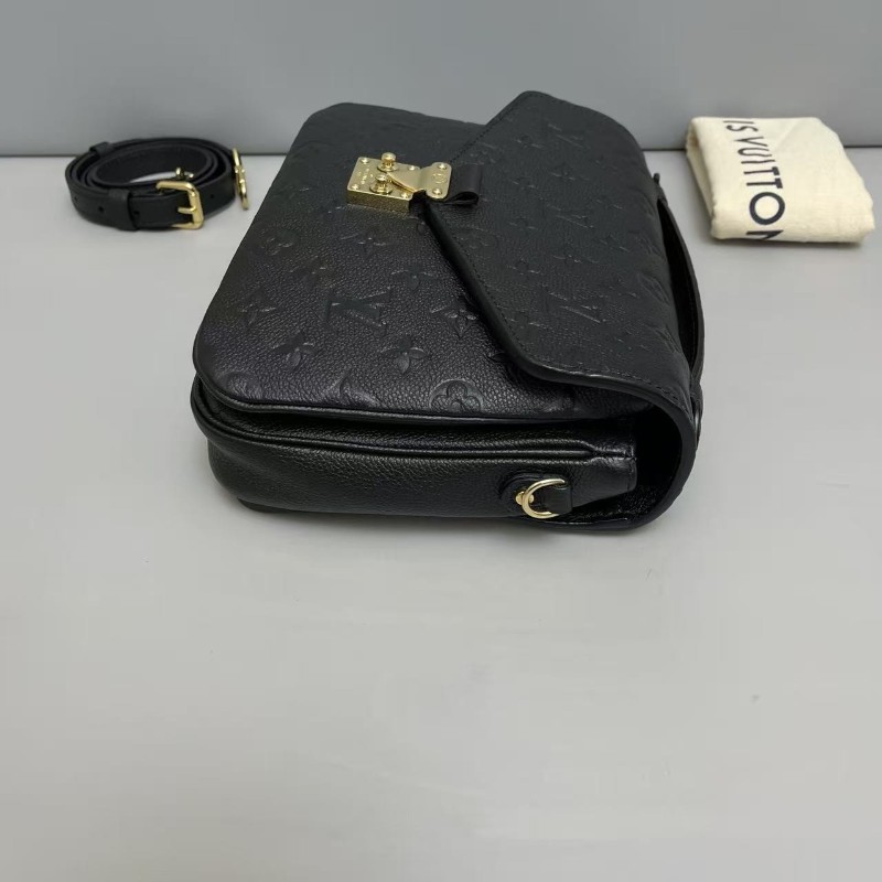 LV路易威登 Pochette黑色全皮壓紋郵差包 肩背包斜背包-7