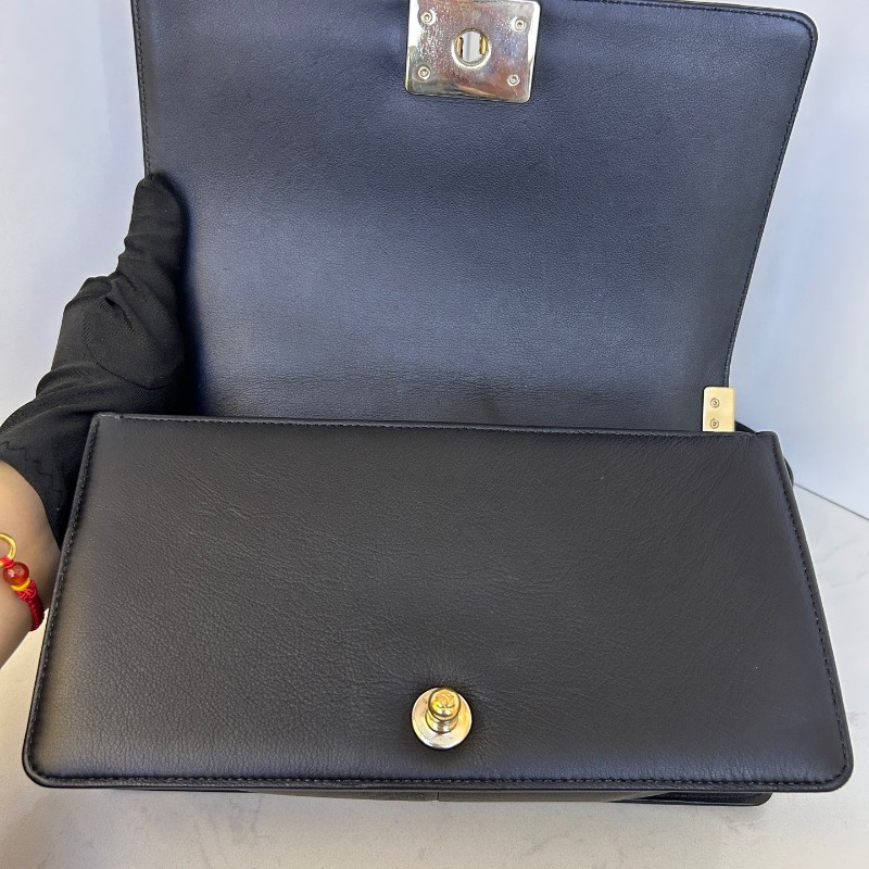 CHANEL香奈兒 Leboy 黑金 羊皮 V紋中號25cm 肩背包斜背包-10