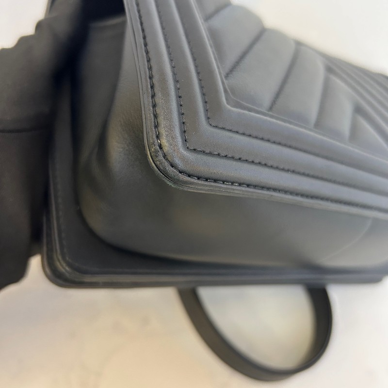 CHANEL香奈兒 Leboy 黑金 羊皮 V紋中號25cm 肩背包斜背包-14