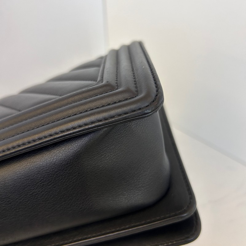 CHANEL香奈兒 Leboy 黑金 羊皮 V紋中號25cm 肩背包斜背包-16
