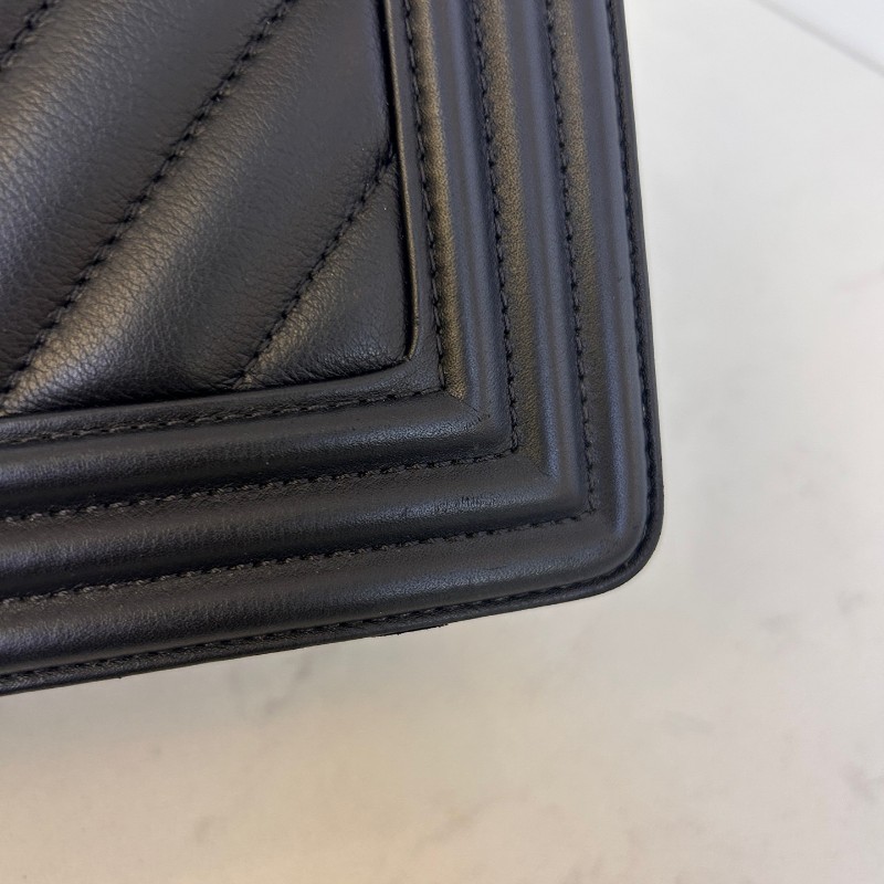 CHANEL香奈兒 Leboy 黑金 羊皮 V紋中號25cm 肩背包斜背包-17