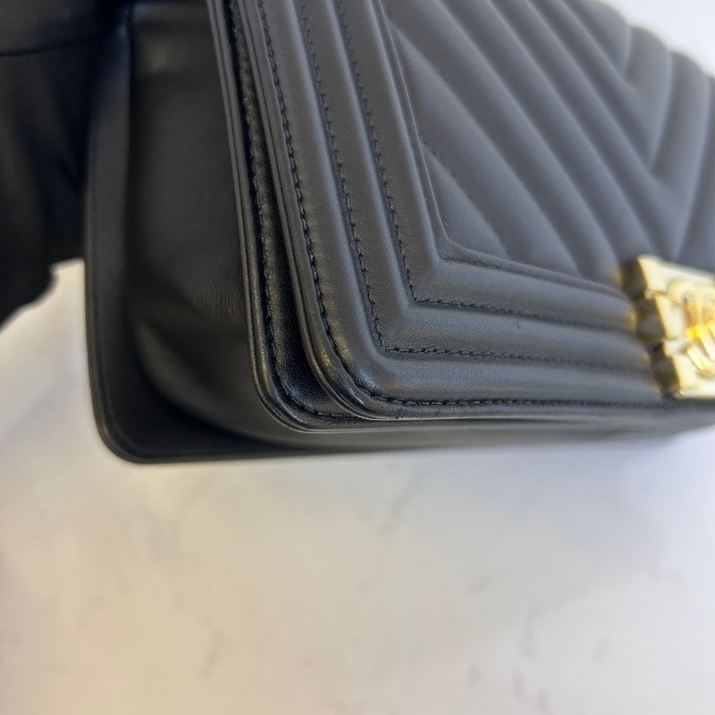 CHANEL香奈兒 Leboy 黑金 羊皮 V紋中號25cm 肩背包斜背包-18