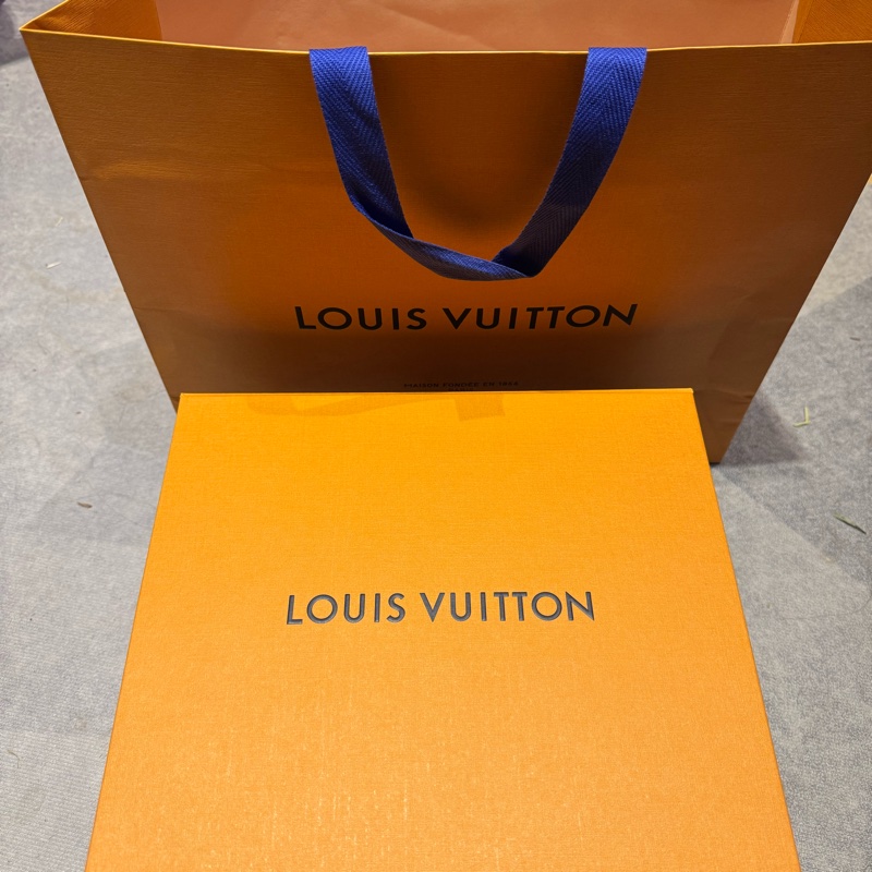 LV M81124 GASTON 黑經典花紋二合一斜背包-0