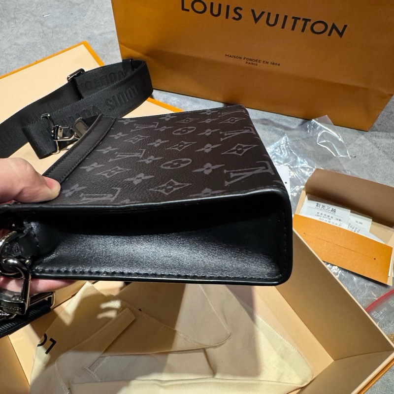 LV M81124 GASTON 黑經典花紋二合一斜背包-8