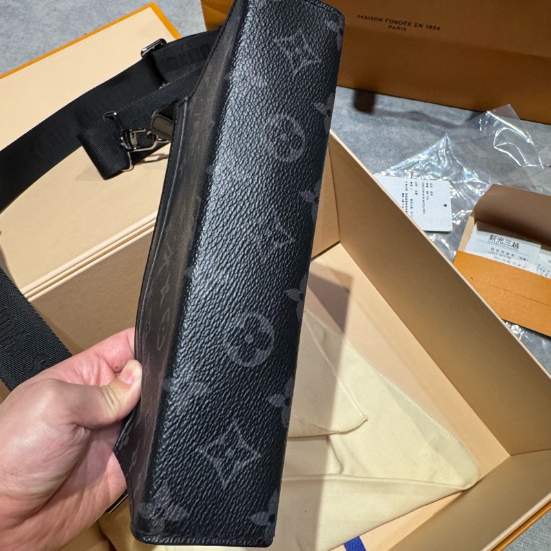 LV M81124 GASTON 黑經典花紋二合一斜背包-9
