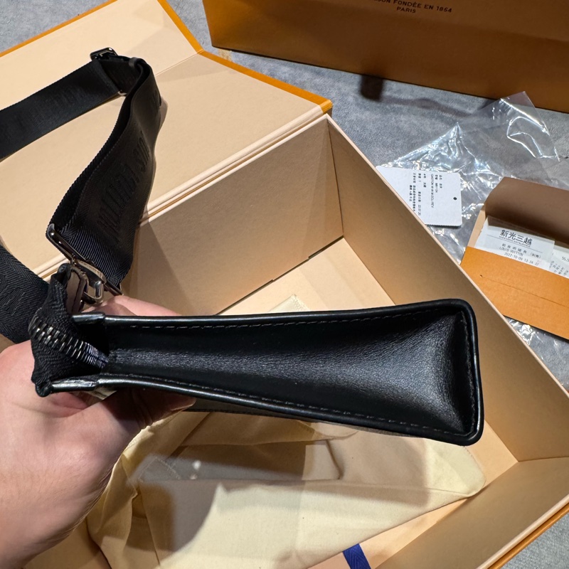 LV M81124 GASTON 黑經典花紋二合一斜背包-10