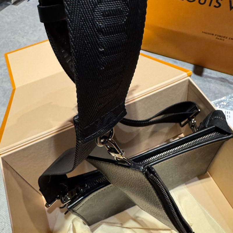 LV M81124 GASTON 黑經典花紋二合一斜背包-16