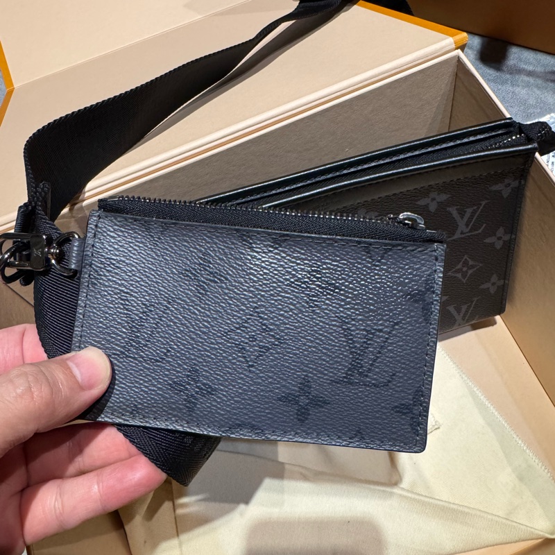 LV M81124 GASTON 黑經典花紋二合一斜背包-17