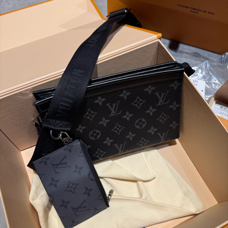 LV M81124 GASTON 黑經典花紋二合一斜背包-18