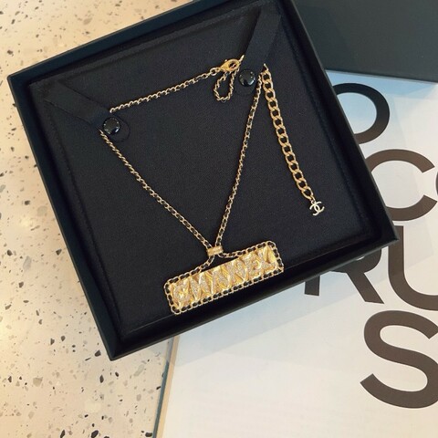 Chanel 香奈兒 23A 黑金皮穿鏈 鑽石字母長方牌項鍊