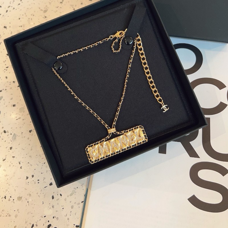 Chanel 香奈兒 23A 黑金皮穿鏈 鑽石字母長方牌項鍊-0