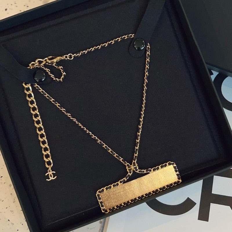 Chanel 香奈兒 23A 黑金皮穿鏈 鑽石字母長方牌項鍊-1