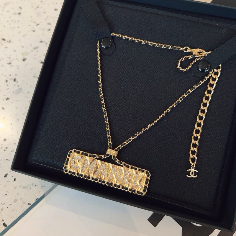 Chanel 香奈兒 23A 黑金皮穿鏈 鑽石字母長方牌項鍊-2