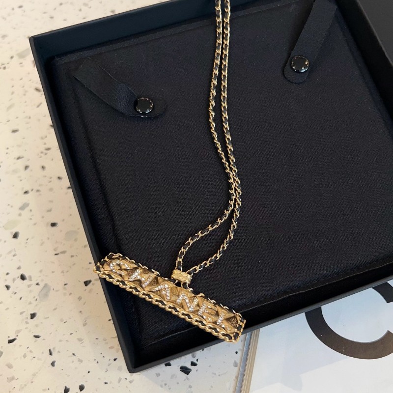 Chanel 香奈兒 23A 黑金皮穿鏈 鑽石字母長方牌項鍊-3