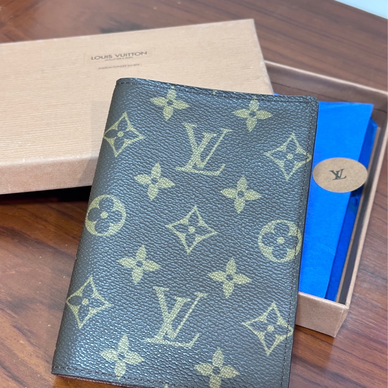 Louis Vuitton 老花護照套 絕版品-0
