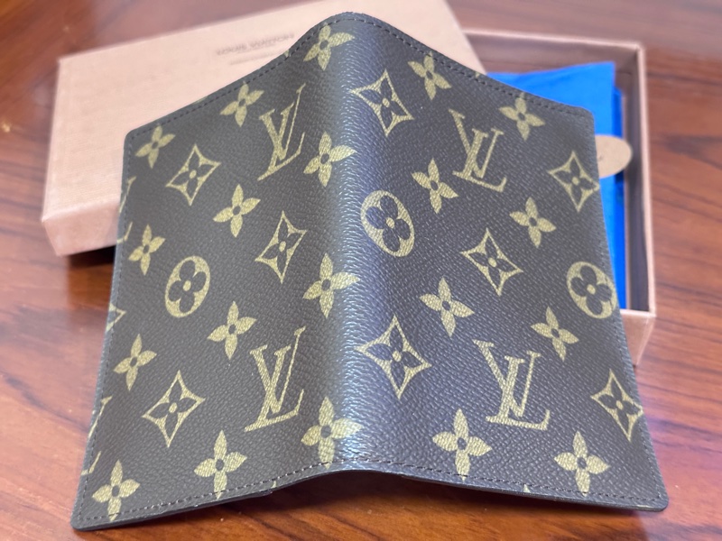 Louis Vuitton 老花護照套 絕版品-1