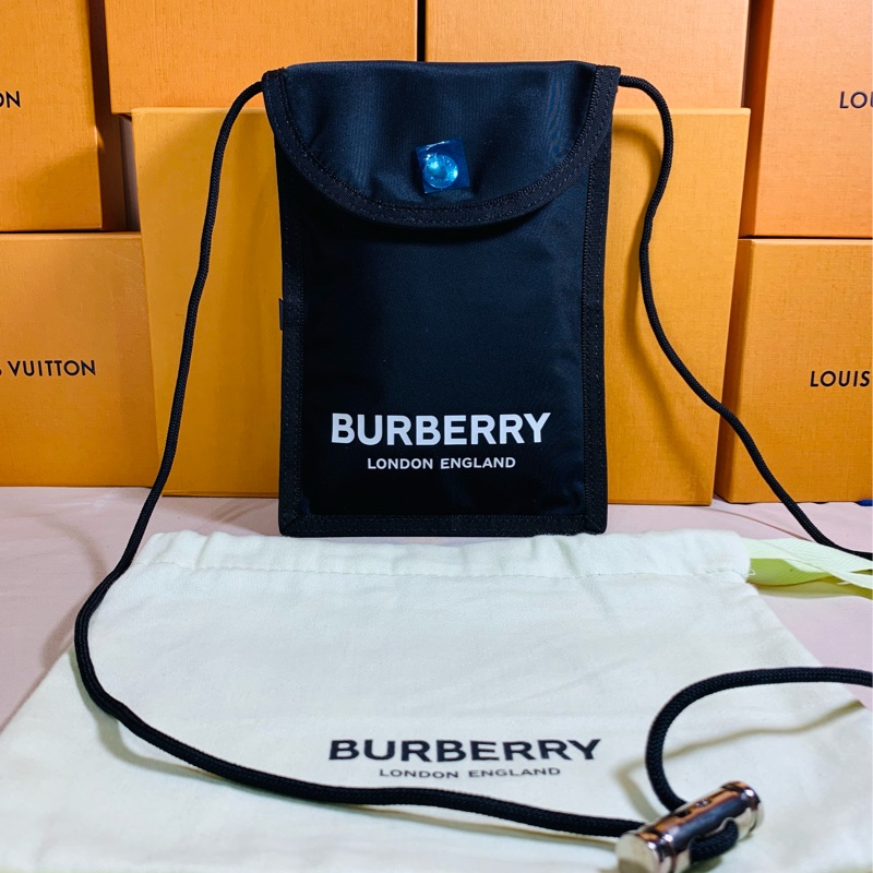 ✨全新有膜 Burberry 巴寶莉 尼龍 經典黑白手機包 斜背小包-1