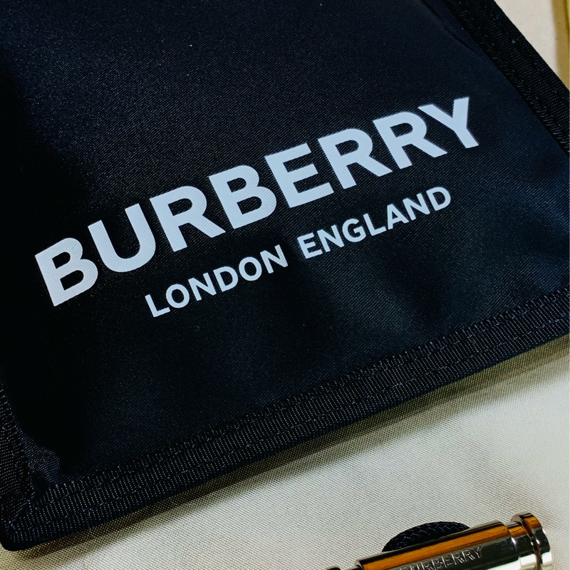 ✨全新有膜 Burberry 巴寶莉 尼龍 經典黑白手機包 斜背小包-2