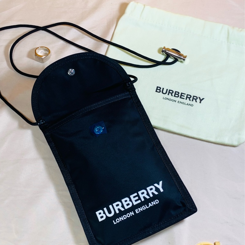 ✨全新有膜 Burberry 巴寶莉 尼龍 經典黑白手機包 斜背小包-3