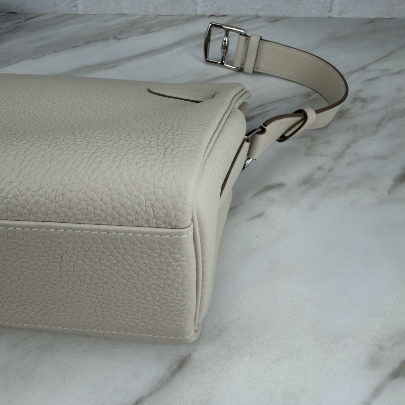 Kelly messenger PM 10 Craie 奶昔白銀釦 Kelly 郵差包-9